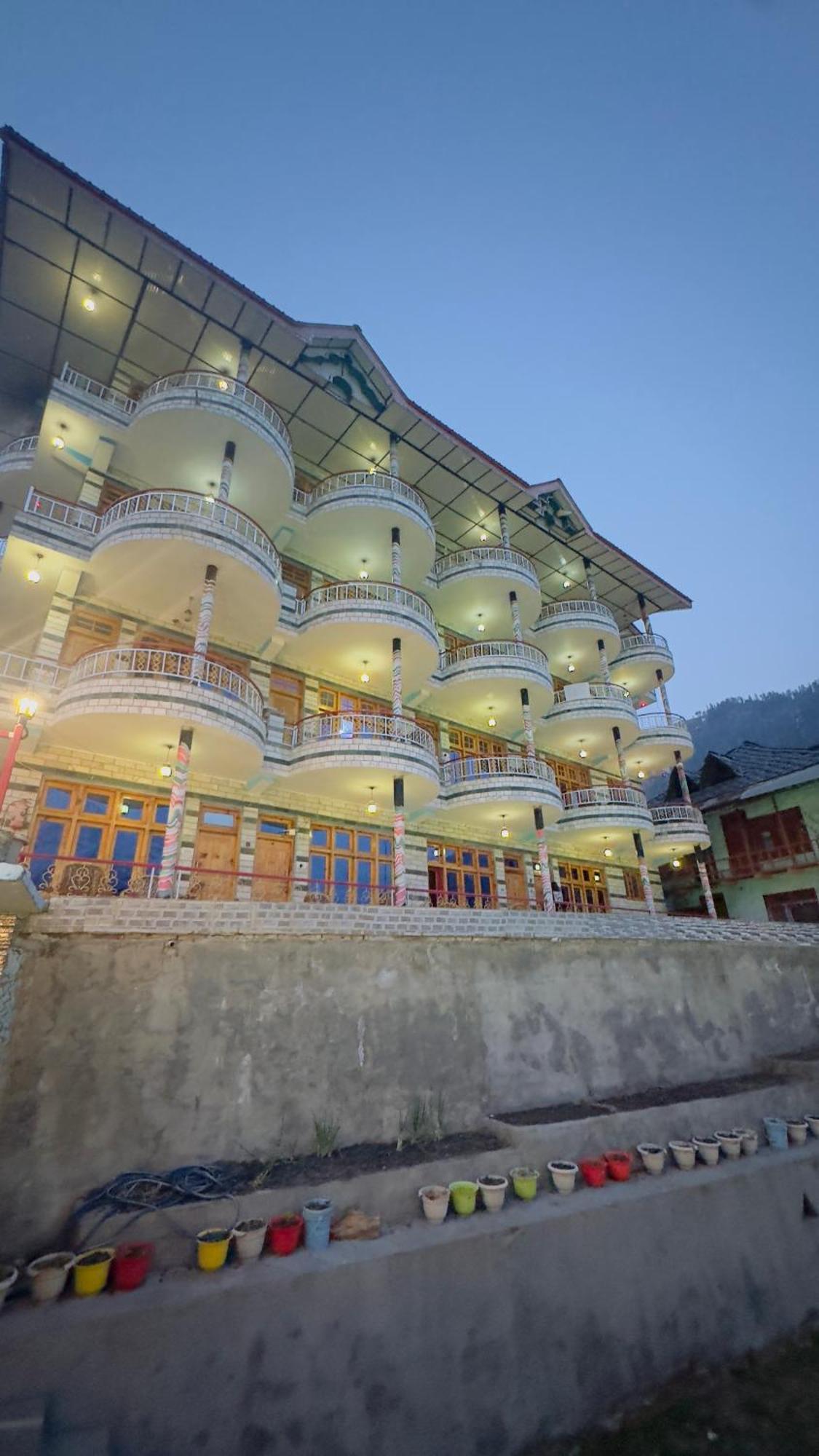 Eyesky, Tosh Hotell Exteriör bild